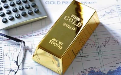 Gold Strikes Highest in almost Three Week, Boosted by Rate Outlook