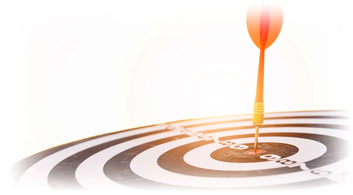 Arrow hitting bullseye on dartboard
