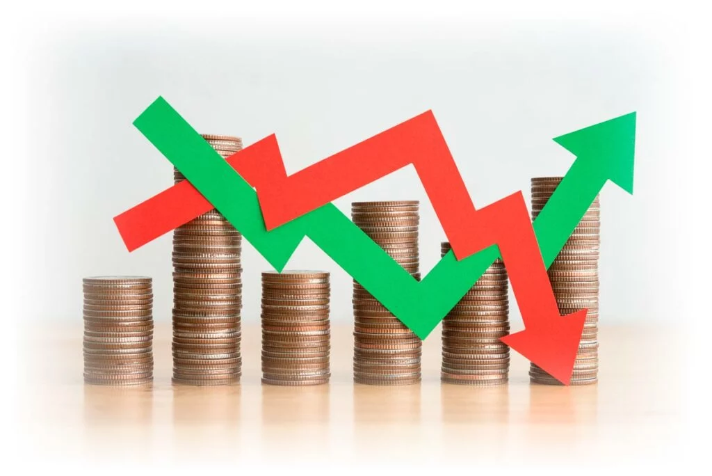 Stack of coins with criss-crossing downward red and upward green arrows