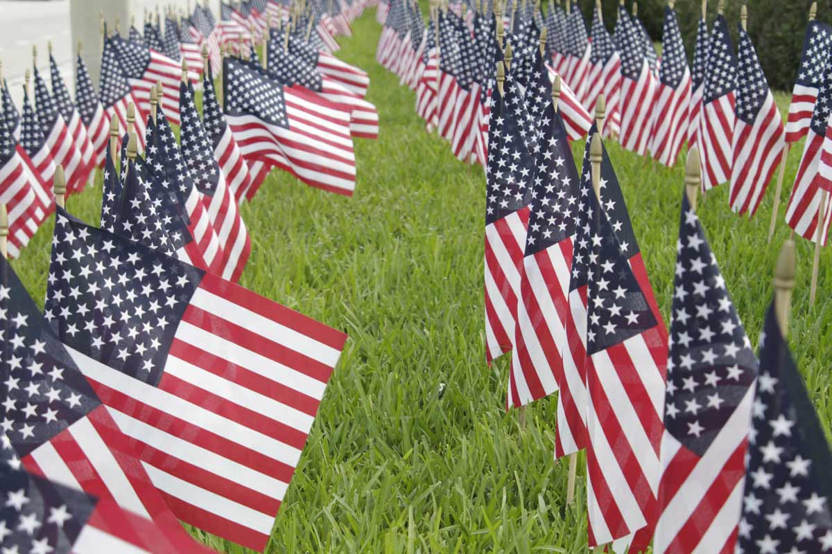 Rows-of-American-Flags_1200px